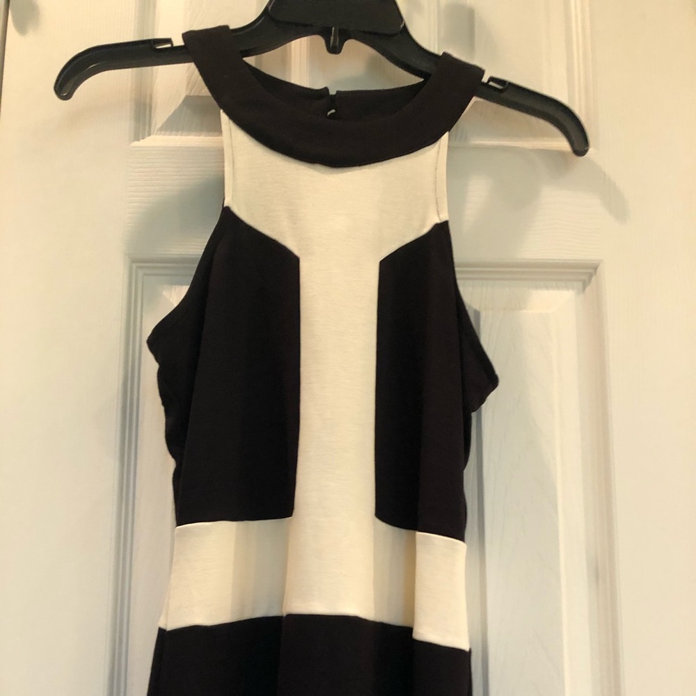 Striking black & white Venus top